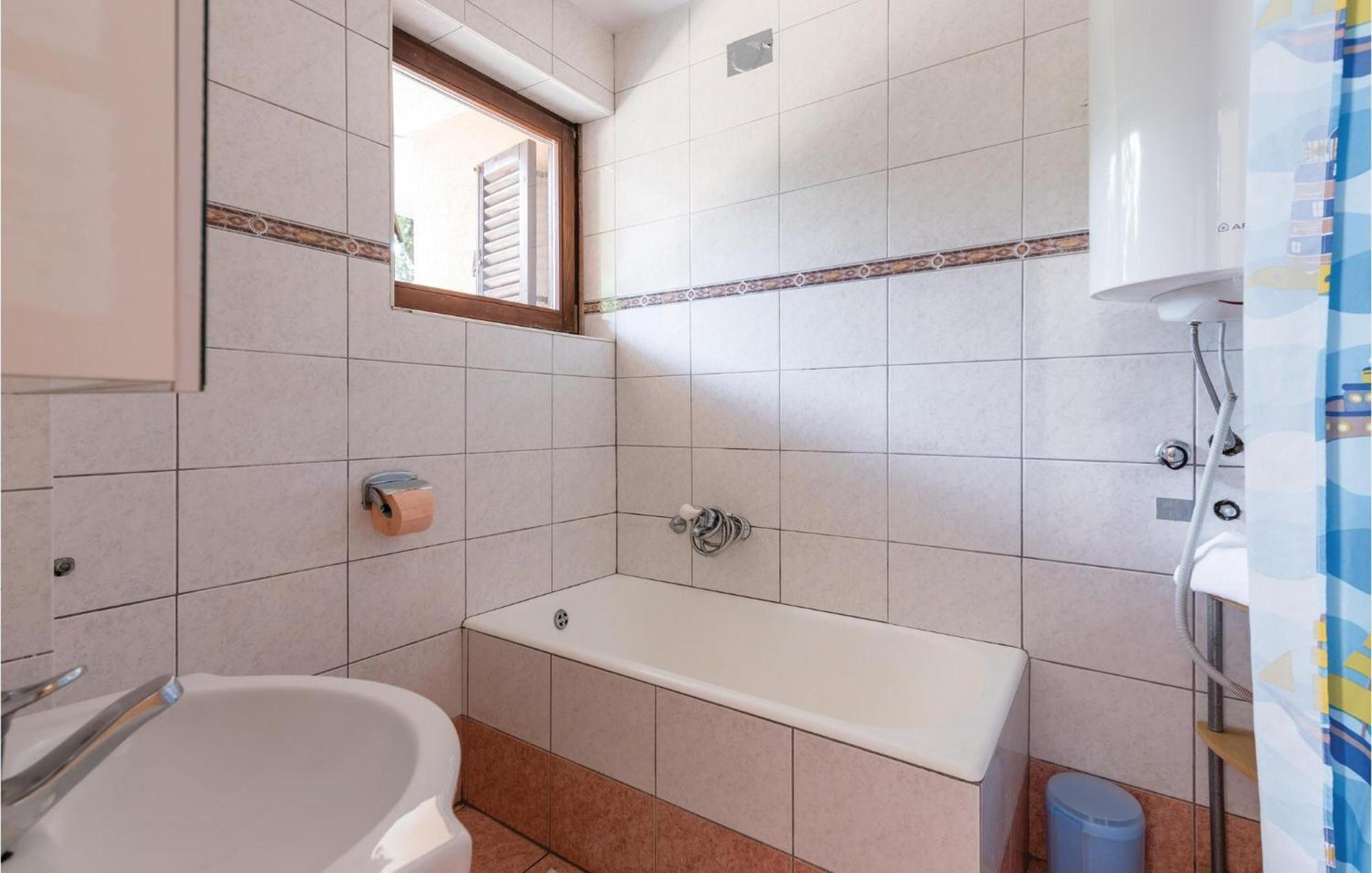Awesome Apartment In Njivice With Kitchen Exterior foto